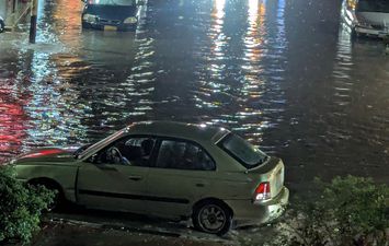 بسبب الطقس السىء .. سقوط ثلاث أعمدة انارة و لافتات الدعاية الانتخابية ببورسعيد  