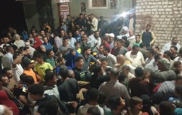 تزاحم الأهالى 