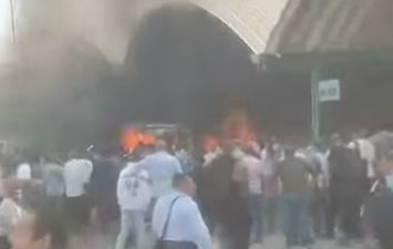 تفحم سيارة أجرة بالموقف الجديد