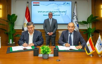 جانب من التوقيع