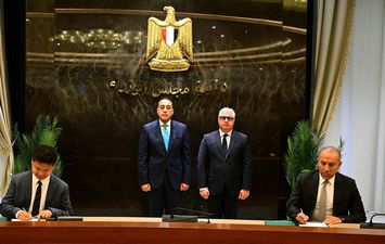 جانب من التوقيع