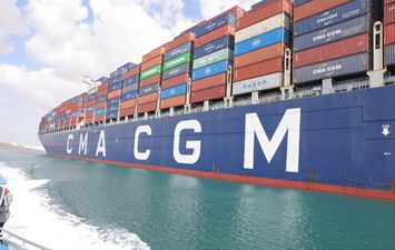 جانب من العبور بقناة السويس   