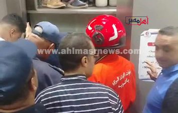 محاولات قوات الحماية المدنية لإنقاذ المواطنين العالقين 