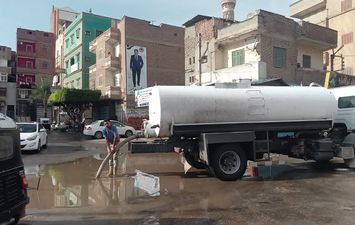 جانب من رفع مياه الأمطار 