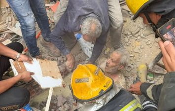 خلال انتشال المسن من تحت الأنقاض