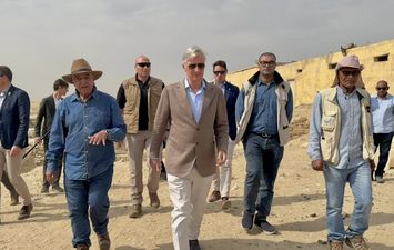 زاهي حواس يستقبل ملك بلجيكا في موقع حفائر سقارة