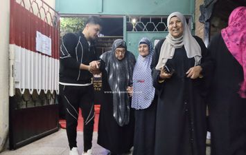 سيدة ثمانينية تدلى بصوتها