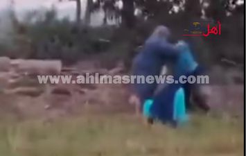 شاب يعتدي على والدته وشقيقته بالضرب