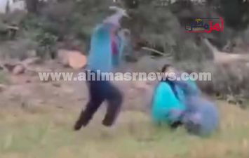 شاب يعتدي على والدته وشقيقته بالضرب