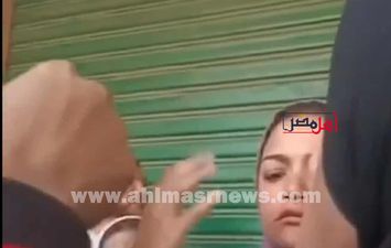 شاب يوزع أموالا على المواطنين لشراء أصوات