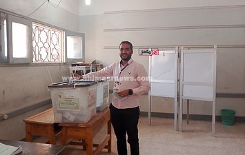 صحفي أهل مصر في سوهاج يدلي بصوته في انتخابات النواب 2025