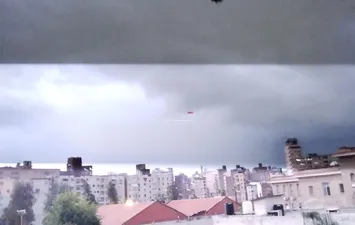 صورة توضح إضاءة البرق سماء الإسكندرية ليلاً