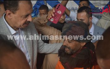 عامل النظافة والمحافظ 