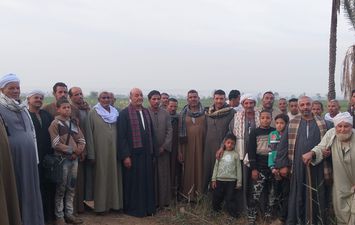 عدد من الفلاحين 