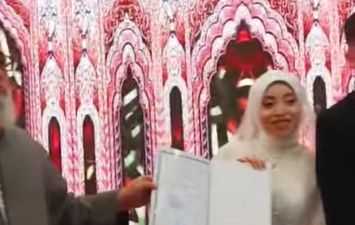عروس تتسلم إجازتها للقرآن الكريم ليلة زفافها 