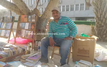 عم خالد، بائع كتب 