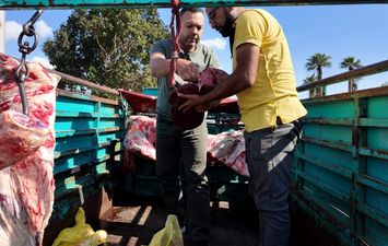 محافظ الإسماعيلية يستوقف سيارة لحوم 