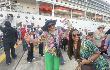 محافظ بورسعيد ونائب رئيس الهيئة الاقتصادية لقناة السويس يستقبلان السفينة السياحية &laquo;MSC Armonia&raquo; وعلى متنها 2700 سائح