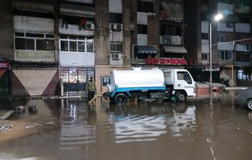 محافظ بورسعيد يتابع ميدانيٱ جهود سحب وشفط المياه بمحافظة بورسعيد