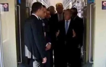 مدبولي يتفقد القطار الكهربائي السريع