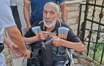 مسن يدلي بصوته في الانتخابات