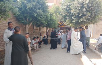 مسن يصطحب زوجته للإدلاء بصوتهما 