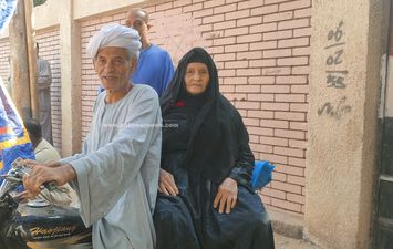 مسنه على موتوسيكل 