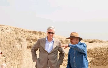 ملك بلجيكا وزاهي حواس