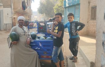 مواطن يبيع بطيخ أمام اللجان 
