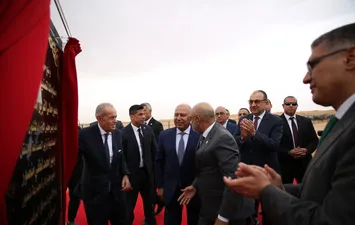 وزيرا النقل وقطاع الاعمال اثناء الافتتاح