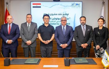 وليد جمال الدين أثناء توقيع العقد