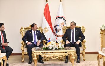 وزير الدولة للإنتاج الحربي ووزير دفاع أرمينيا يناقشان موضوعات التعاون المشترك 