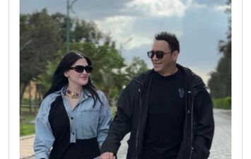 مصطفى قمر وزوجته 