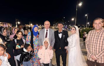 المحافظ يهنأ العروسين 