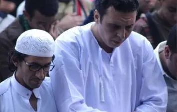 طارق الأمير من فيلم عسل أسود برفقة أحمد حلمي 