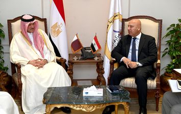 وزير الصناعة والنقل اثناءلقاءً وزير التجارة الخارجية بدولة قطر
