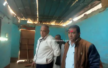 وكيل وزارة الزراعة بالأقصر خلال معاينة المنازل