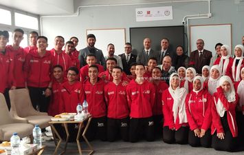 صورة تذكارية لطلاب مدرسة فتح الله مع الدكتور عربي أبو زيد وكيل وزارة التربية والتعليم بالإسكندرية