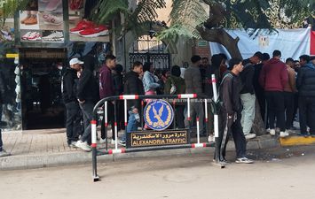 اصطفاف الشباب أمام اللجنة