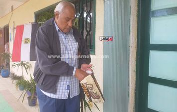 أحمد، مسن يدلي بصوته في انتخابات مجلس النواب بكفر الشيخ 