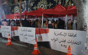 اصطفاف الشباب أمام إحدى لجان دائرة الرمل