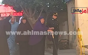 الشرطة النسائية تساعد كبار السن 