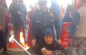 الشرطة النسائية تساعد كبار السن 