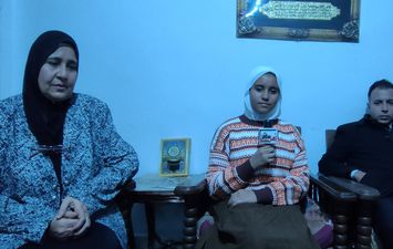 ام خالد والمحامي وابنتها ايه 