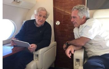 تشومسكي مع تاجر الجنس جيفري إبستين