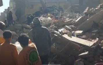 جانب من أعمال البحث أسفل العقار المنهار 