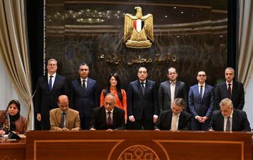 جانب من التوقيع