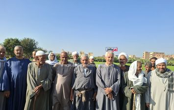 جانب من الفلاحين المطالبين بتعديل القيمة الإيجارية لأراضي الوقف