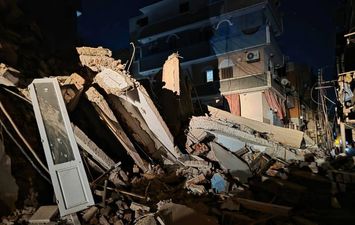 جانب من انهيار العقار 