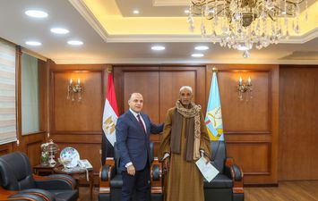 جانب من تسليم العقود 